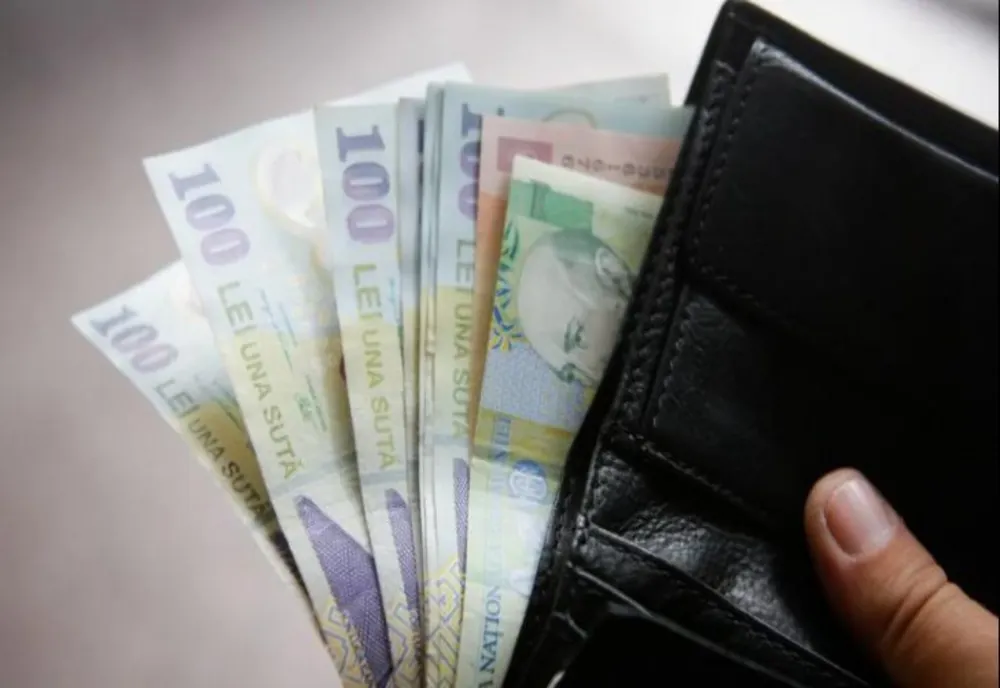 Legea care interzice cumulul pensiei cu salariul a fost adoptată. Bolojan cere Parlamentului vot de urgență