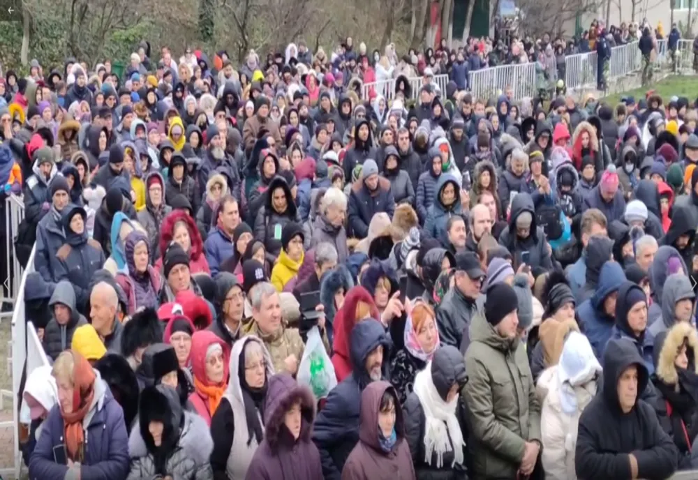 Zeci de mii de credincioși, la pelerinajul de la Mănăstirea Pantocrator. Ultima zi de închinare la icoana Maicii Domnului Portărița