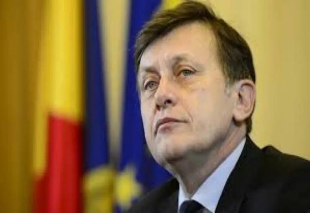 CRIN ANTONESCU ANUNȚĂ CĂ ÎȘI SUSPENDĂ CANDIDATURA LA COTROCENI