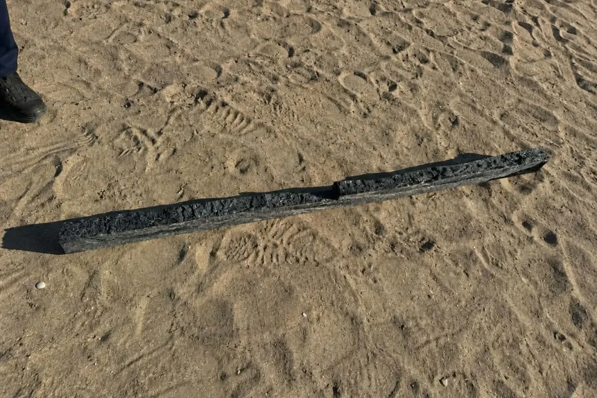 Fragment de dronă, descoperit pe o plajă din Eforie Nord. Polițiștii l-au ridicat
