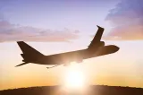 Ryanair avertizează: biletele de avion se scumpesc, iar unele companii aeriene se vor lupta să supraviețuiască