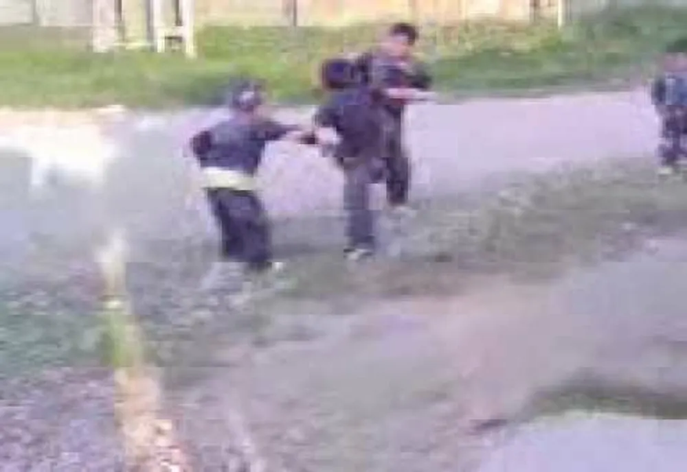 Copil din Vaslui bătut cu bestialitate de mai mulți adolescenți