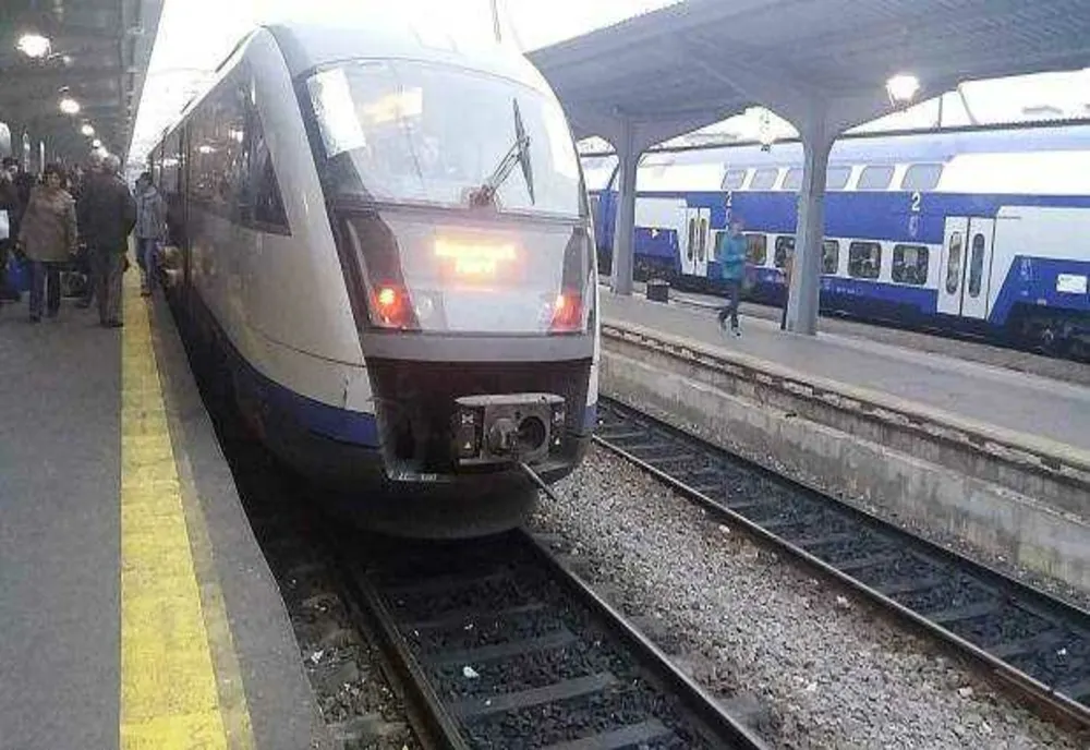 Accident feroviar neobișnuit în Constanța. Un autoturism a fost lovit de un tren de călători